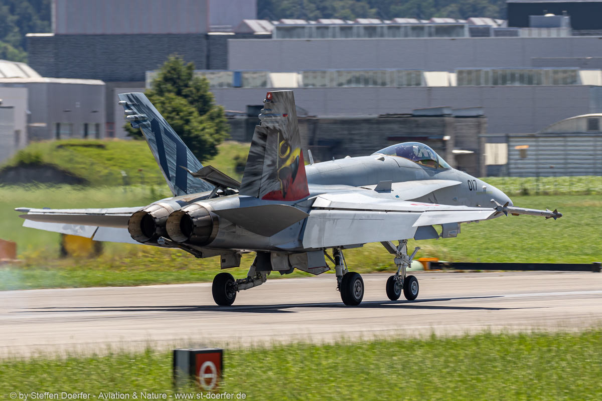 700JH3A8095